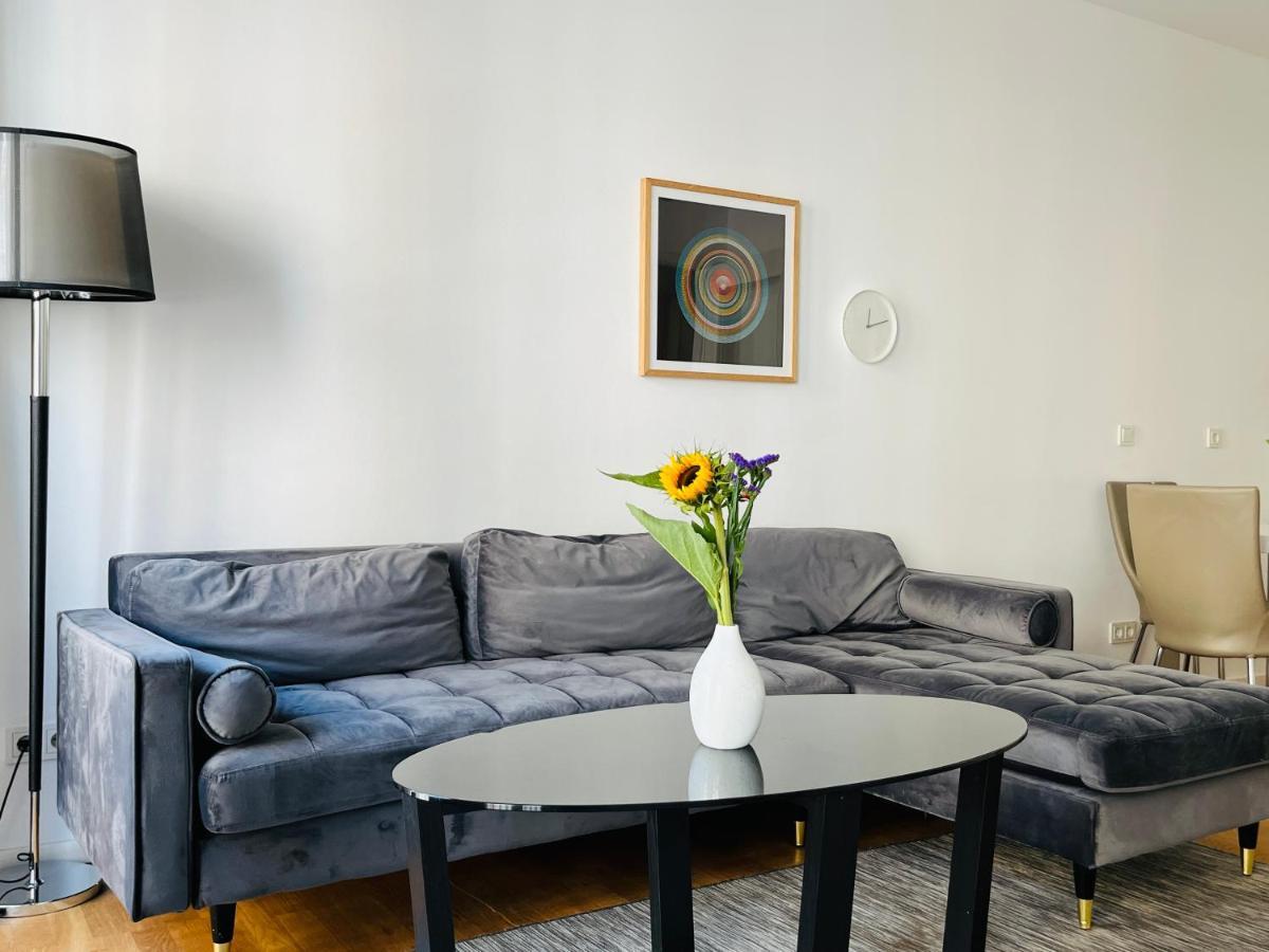 Modern Apartment In Mitte Берлин Екстериор снимка